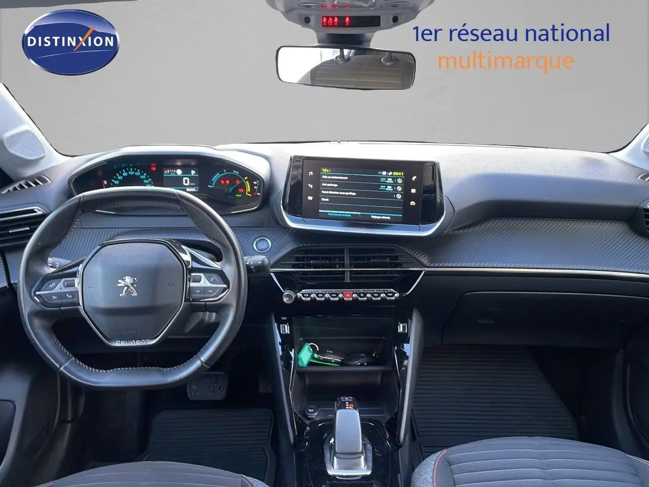 Intérieur de la Peugeot 208 électrique gris Artense, vue frontale du tableau de bord avec écran tactile et volant compact.