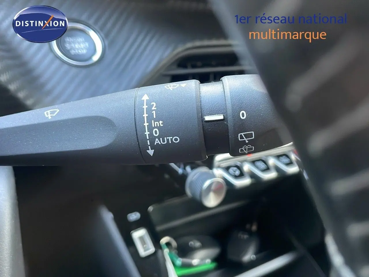 Gros plan sur la commande des essuie-glaces dans l’habitacle gris d’une Peugeot 208 électrique 2020.