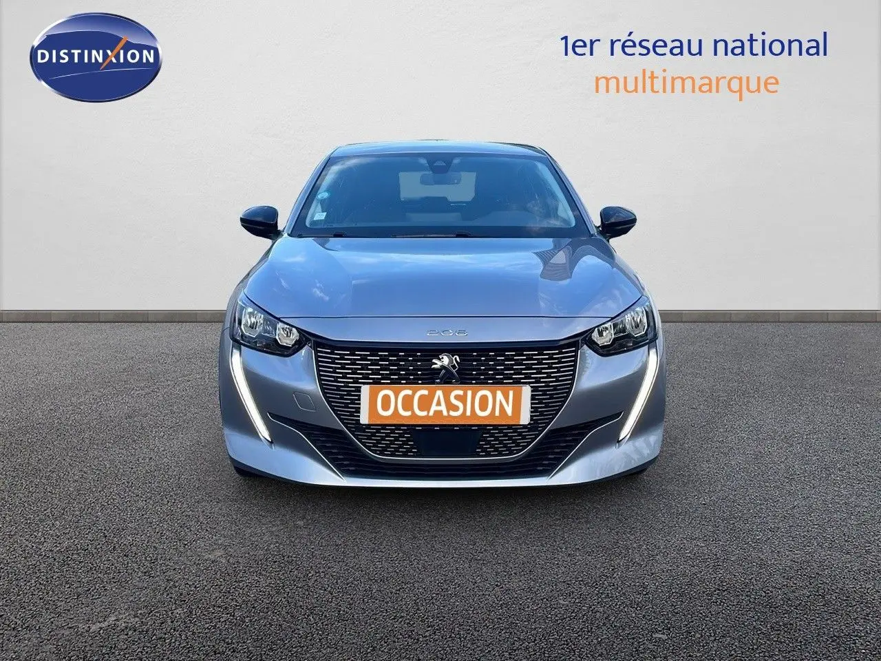 PEUGEOT 208 électrique gris Artense vue de face avec calandre distinctive et feux LED en forme de griffes.