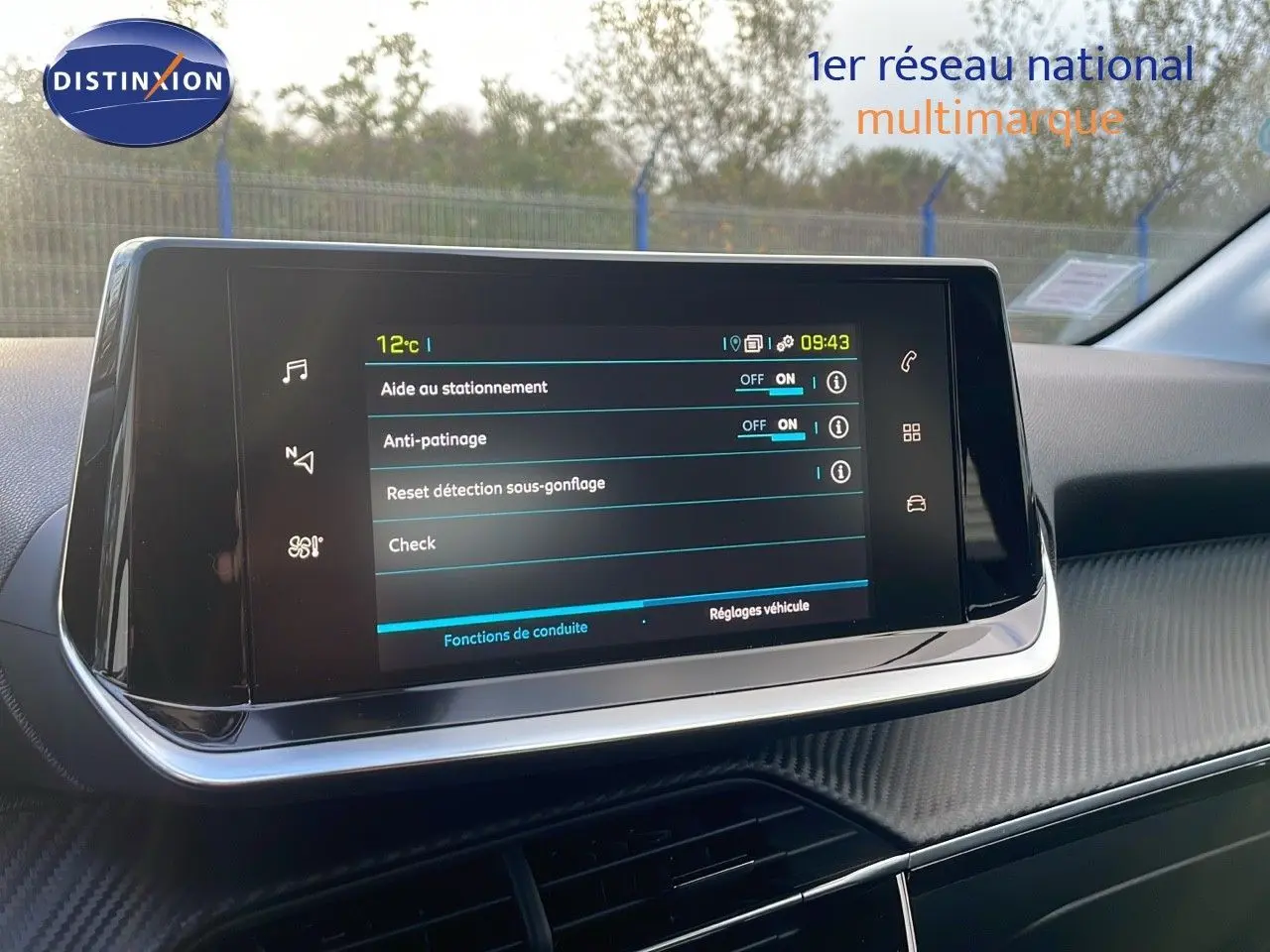 Écran tactile central du tableau de bord de la Peugeot 208 électrique, affichant les réglages d’aide à la conduite.