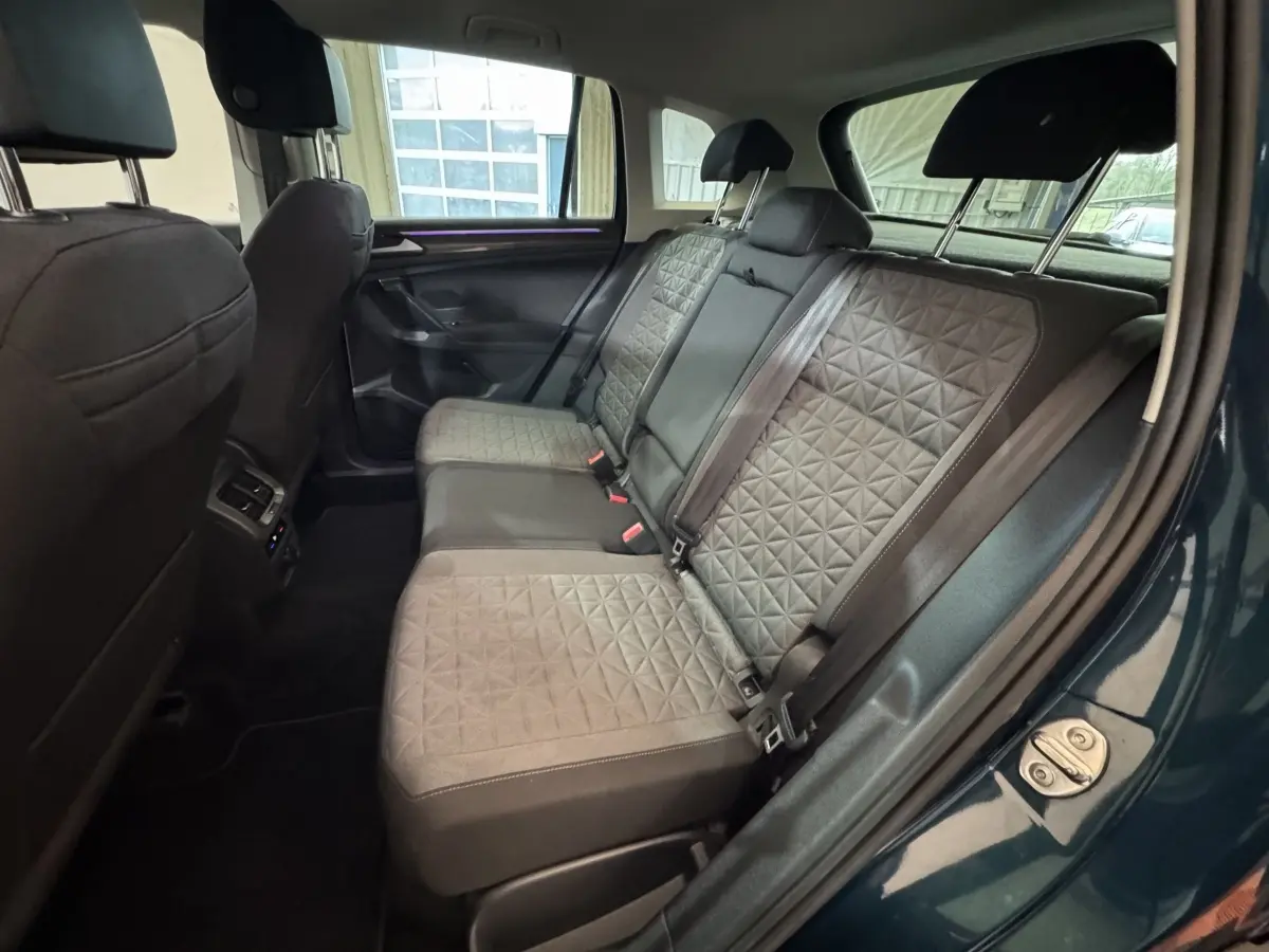Vue intérieure côté droit des sièges arrière gris à motifs géométriques du Volkswagen Tiguan bleu 2021.
