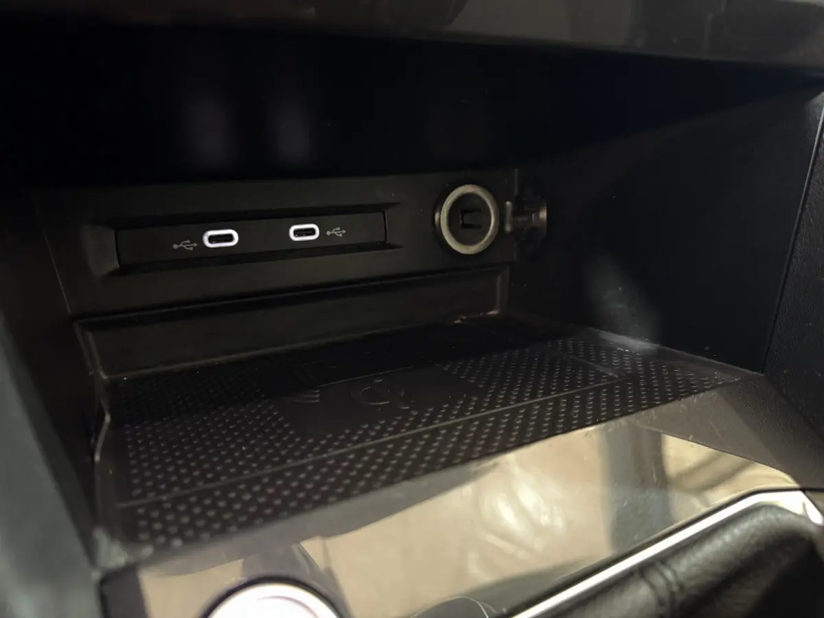 Gros plan sur la zone de recharge par induction et ports USB-C du Volkswagen Tiguan 1.5 TSI 150 DSG7 Life Business 2021.