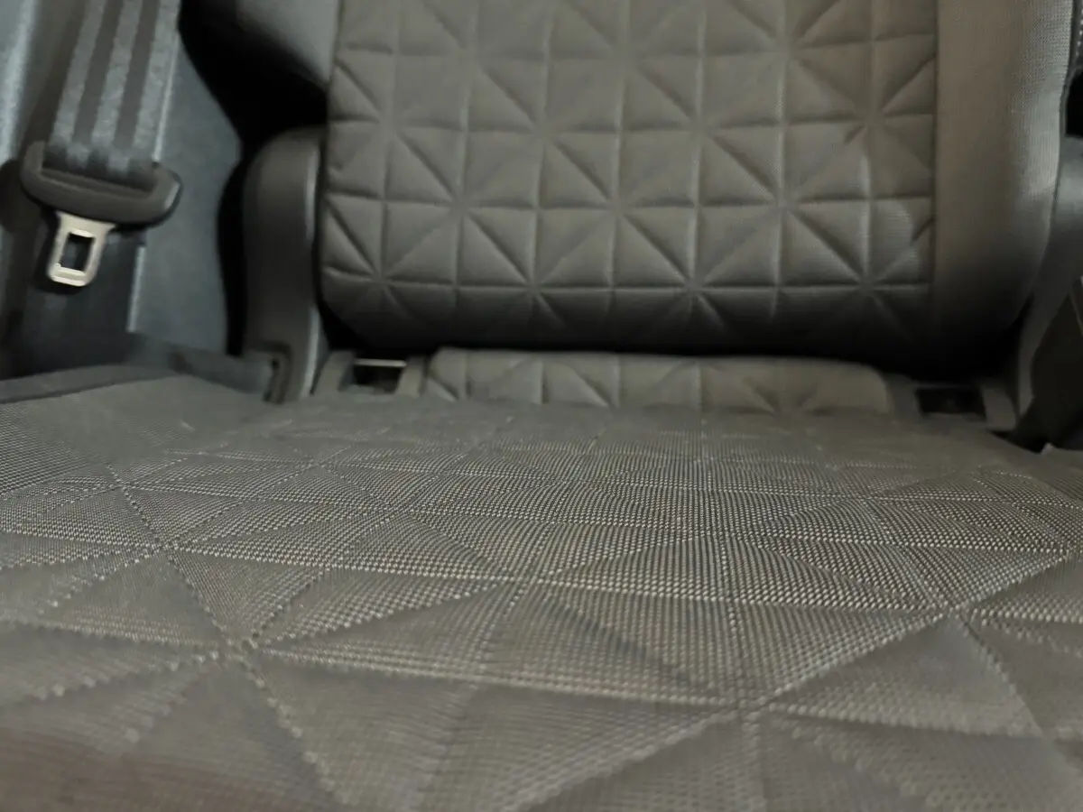 Gros plan sur la banquette arrière en tissu gris à motif géométrique du Volkswagen Tiguan 2021.