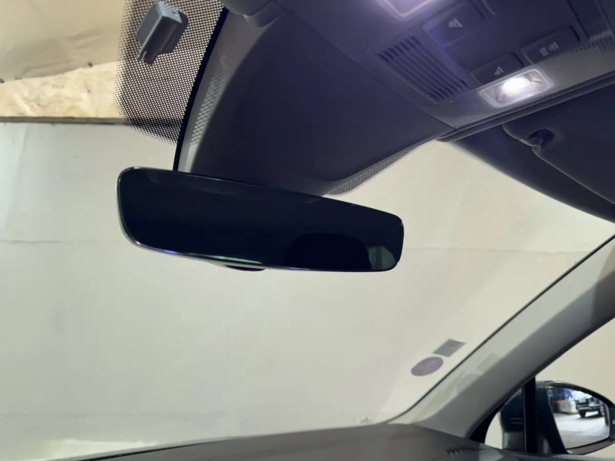 Vue intérieure du rétroviseur central noir du Volkswagen Tiguan 1.5 TSI 150 DSG7 Life Business 2021.