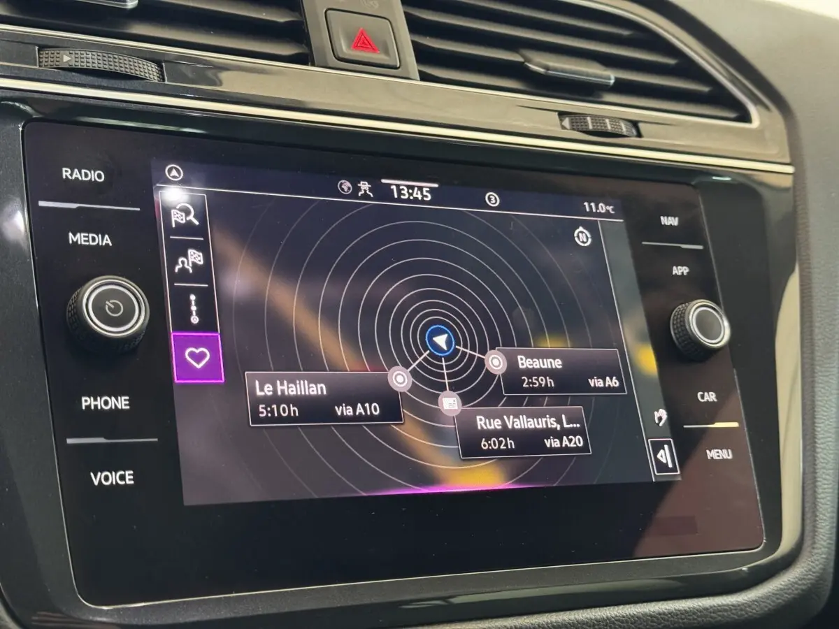 Écran tactile central du tableau de bord du Volkswagen Tiguan affichant le système de navigation.