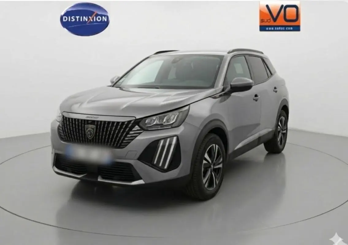 Peugeot 2008 Hybrid gris en 3/4 avant droit, avec calandre noire distinctive et jantes alliage 17 pouces.