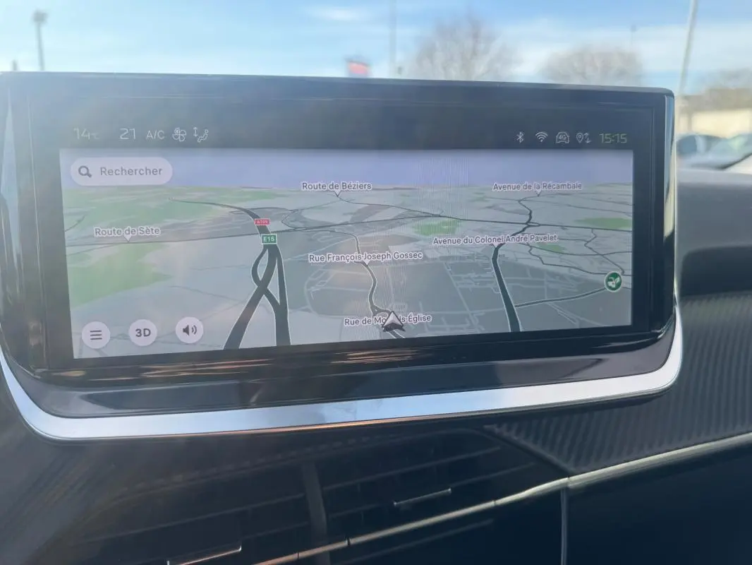 Écran tactile central du Peugeot 2008 Hybrid 145 Allure 2025 affichant la navigation GPS en intérieur.