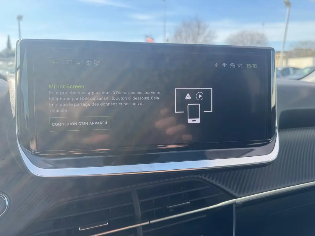 Écran tactile du tableau de bord du Peugeot 2008 Hybrid 145 gris, affichant l'option Mirror Screen.