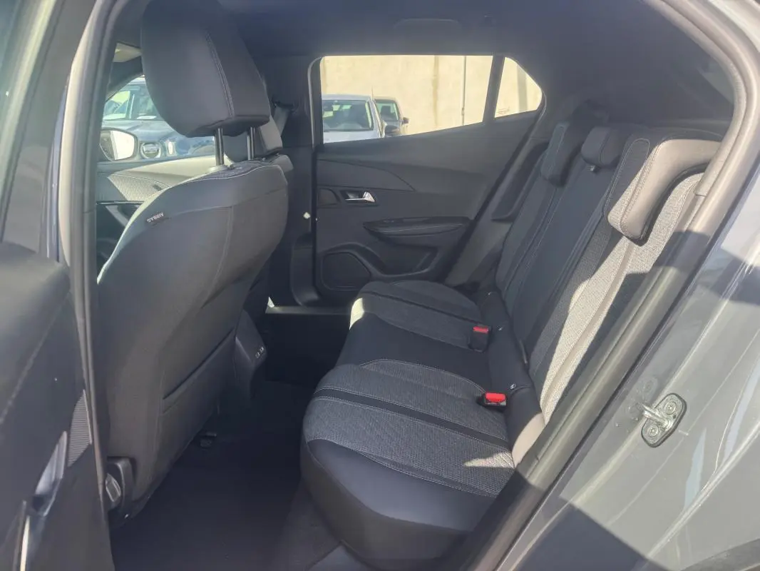 Vue intérieure côté droit des sièges arrière gris et noirs du Peugeot 2008 Hybrid 145 e-DCS6 Allure 2025.
