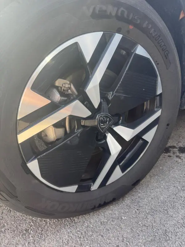 Gros plan sur la jante alliage 17 pouces noire et argentée du Peugeot 2008 Hybrid 145 e-DCS6 Allure gris.