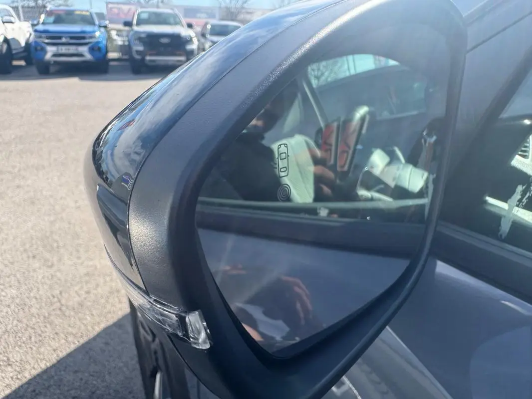 Rétroviseur extérieur côté gauche du Peugeot 2008 Hybrid 145 gris, avec clignotant intégré visible en extérieur.