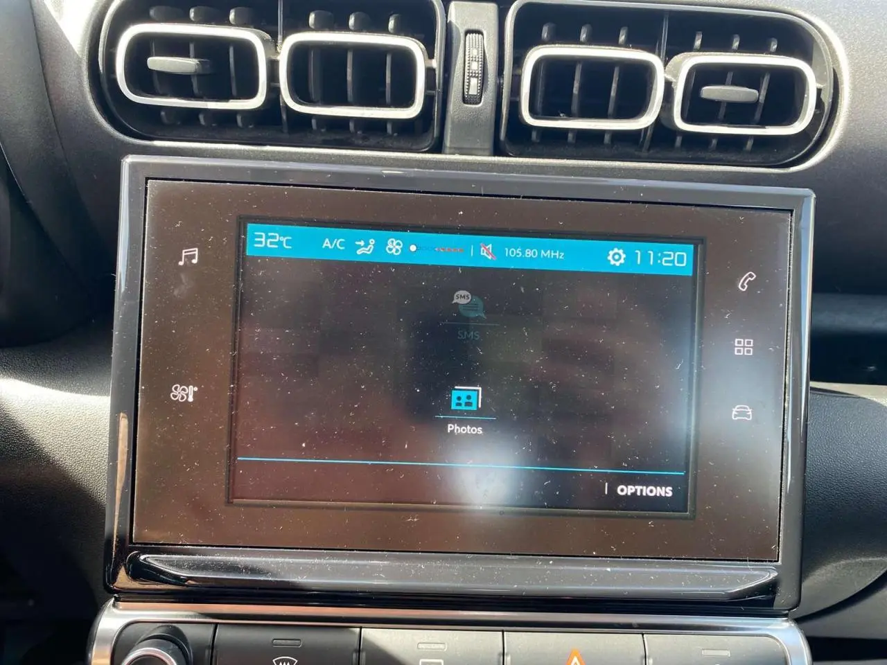 Écran tactile central et aérateurs rectangulaires du tableau de bord du Citroën C3 Aircross gris 2018.
