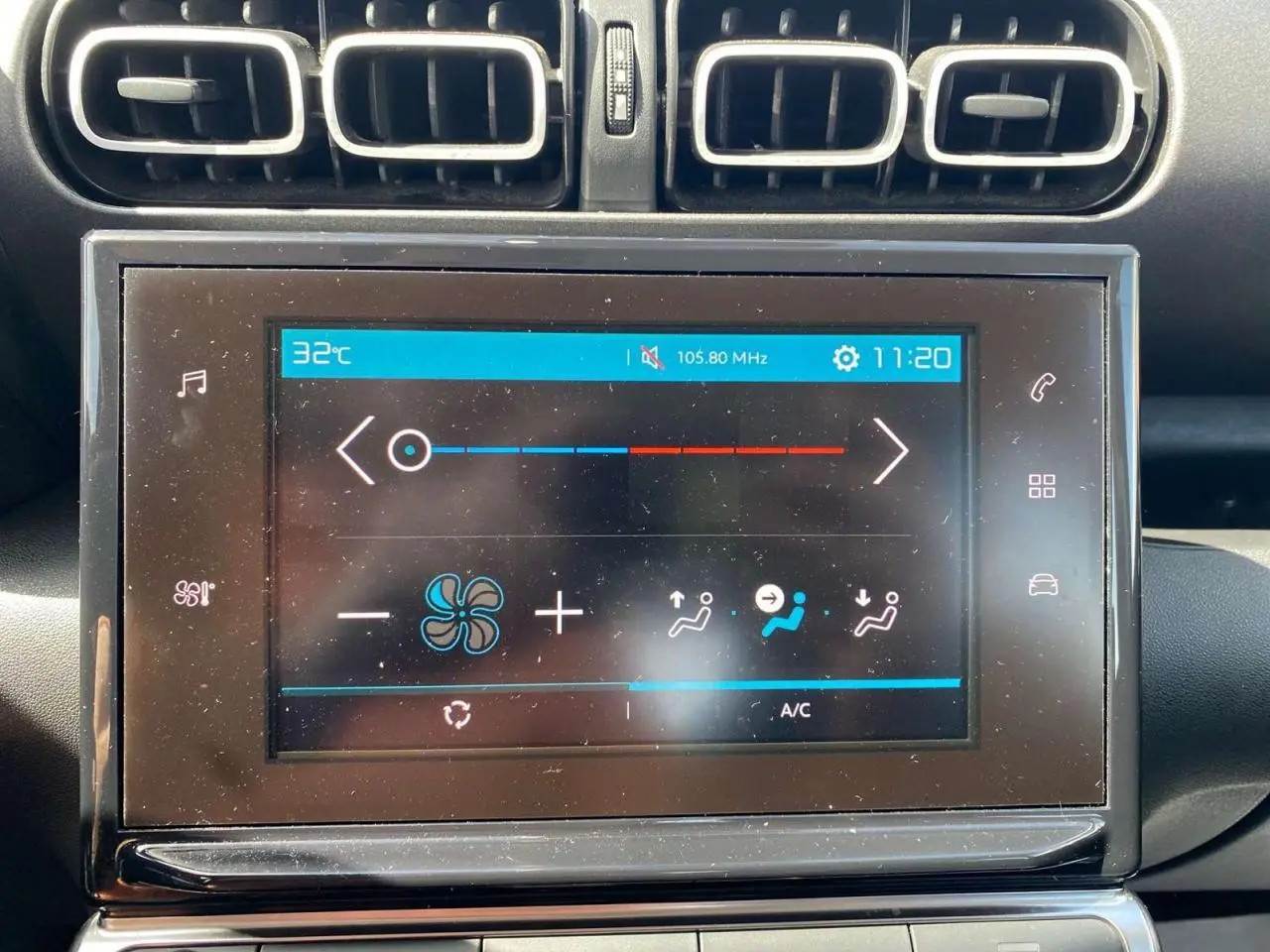 Écran tactile central de la Citroën C3 Aircross 2018 montrant la climatisation, avec aérateurs rectangulaires au-dessus.