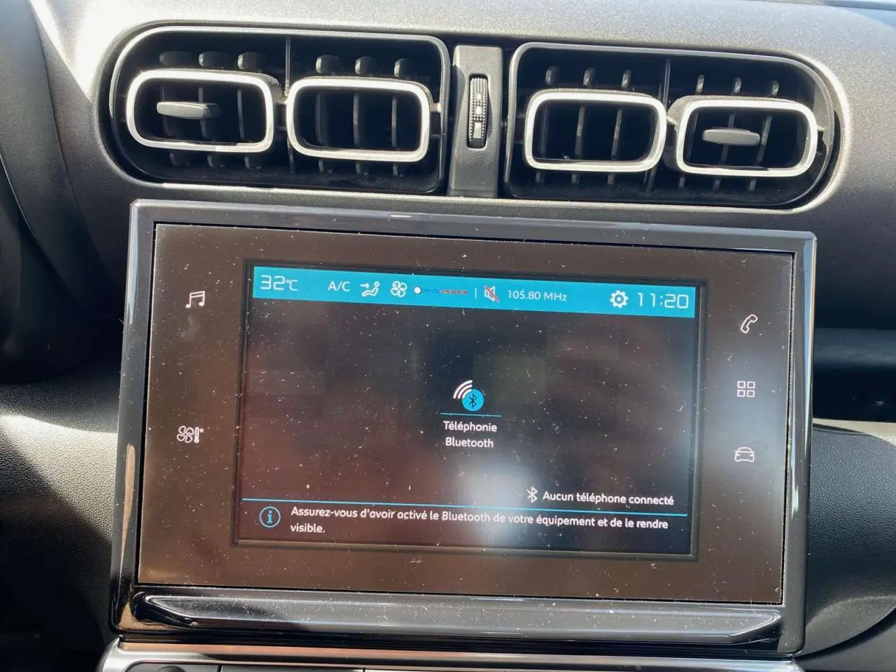 Vue rapprochée de l’écran tactile central et des aérateurs du tableau de bord du Citroën C3 Aircross gris 2018.