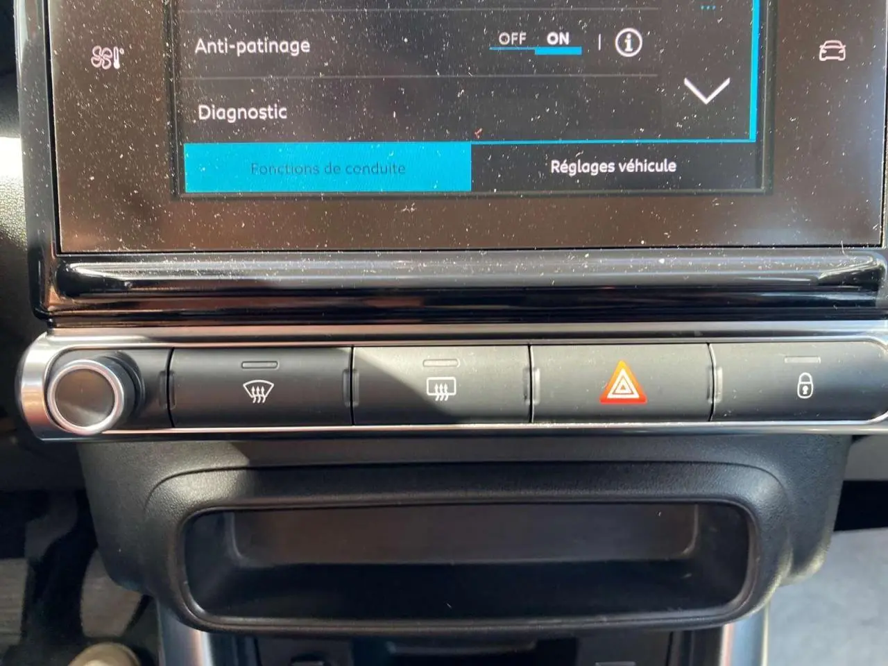 Détail de la console centrale du Citroën C3 Aircross gris, montrant les boutons de réglage et l'écran tactile.