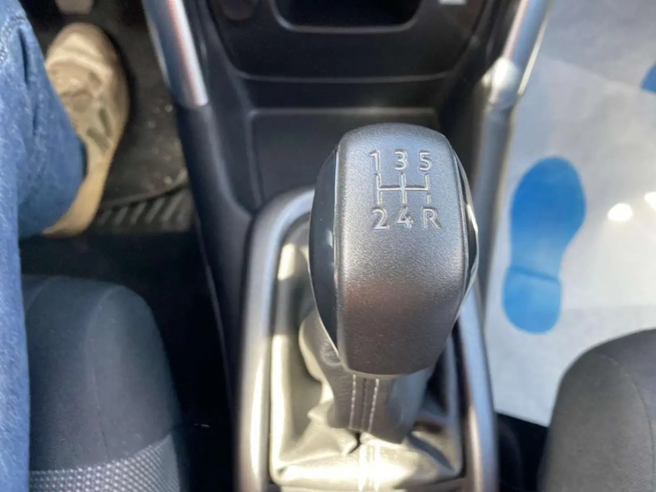 Gros plan sur le levier de vitesses manuel noir du Citroën C3 Aircross gris Artense, version Essence 2018.