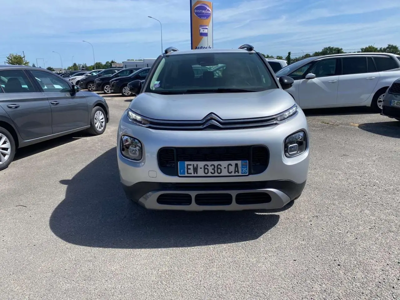 Vue frontale d’un Citroën C3 Aircross gris Artense 2018 avec calandre noire et plaques d’immatriculation françaises.