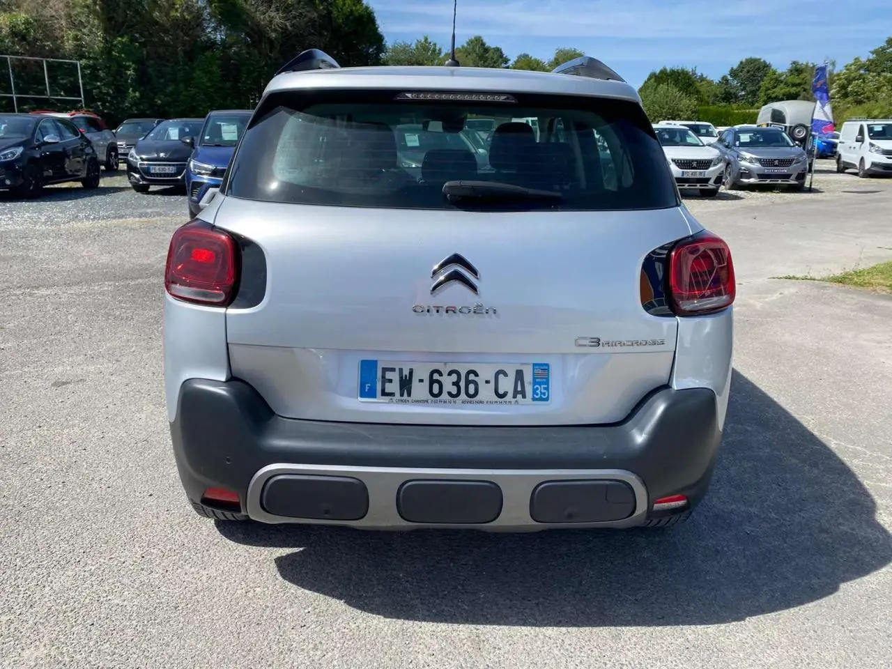 Vue arrière d'un Citroën C3 Aircross gris Artense de 2018 avec plaques françaises et pare-chocs arrière noir.