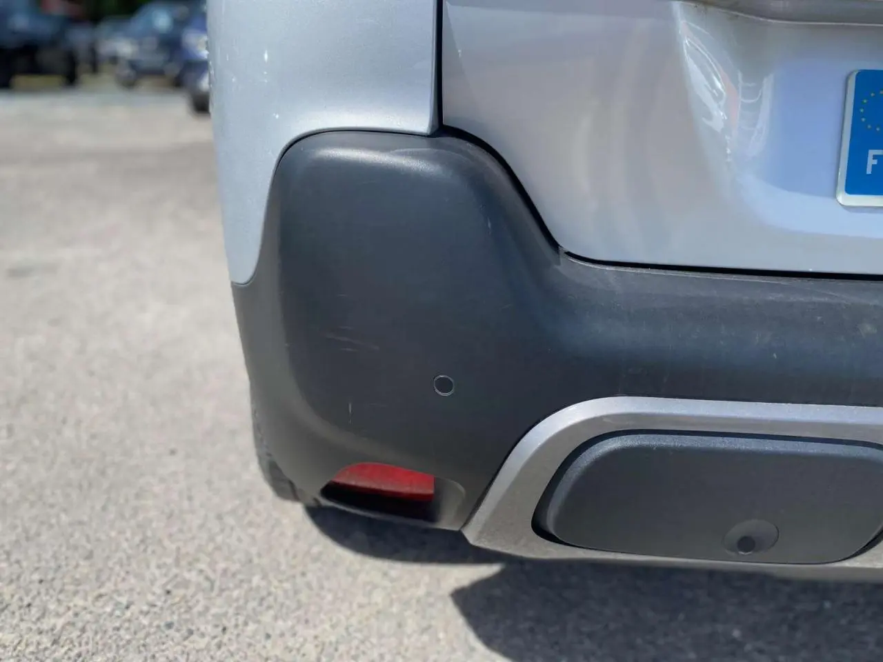 Gros plan sur le pare-chocs arrière droit gris Artense du Citroën C3 Aircross 2018 avec feu antibrouillard intégré.