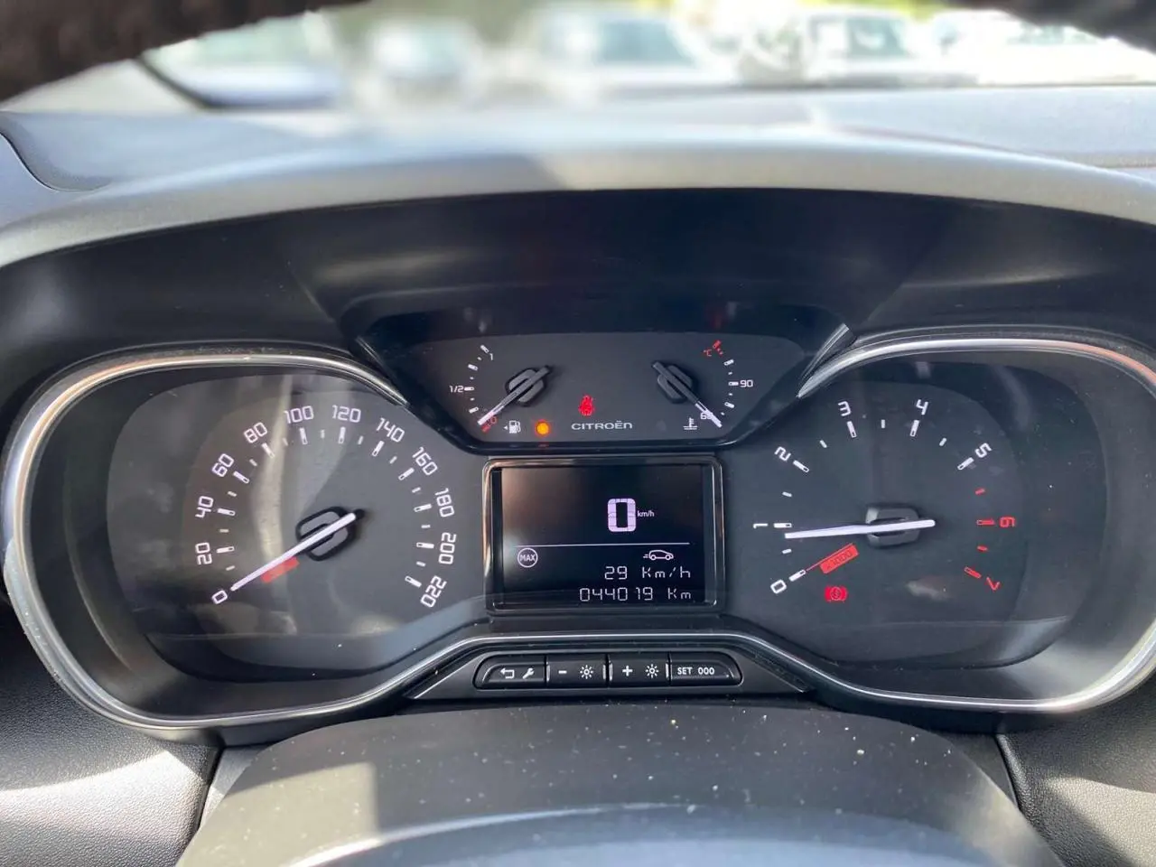 Vue rapprochée du tableau de bord du Citroën C3 Aircross 2018, affichage numérique et compteurs analogiques.