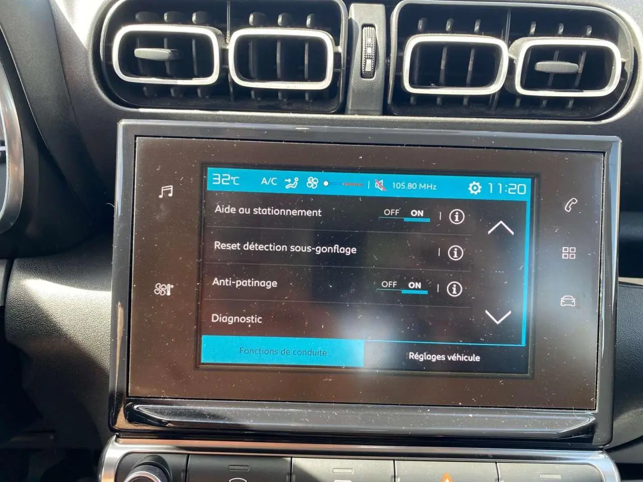 Écran tactile central du Citroën C3 Aircross gris Artense de 2018, affichant les réglages d’aide à la conduite.