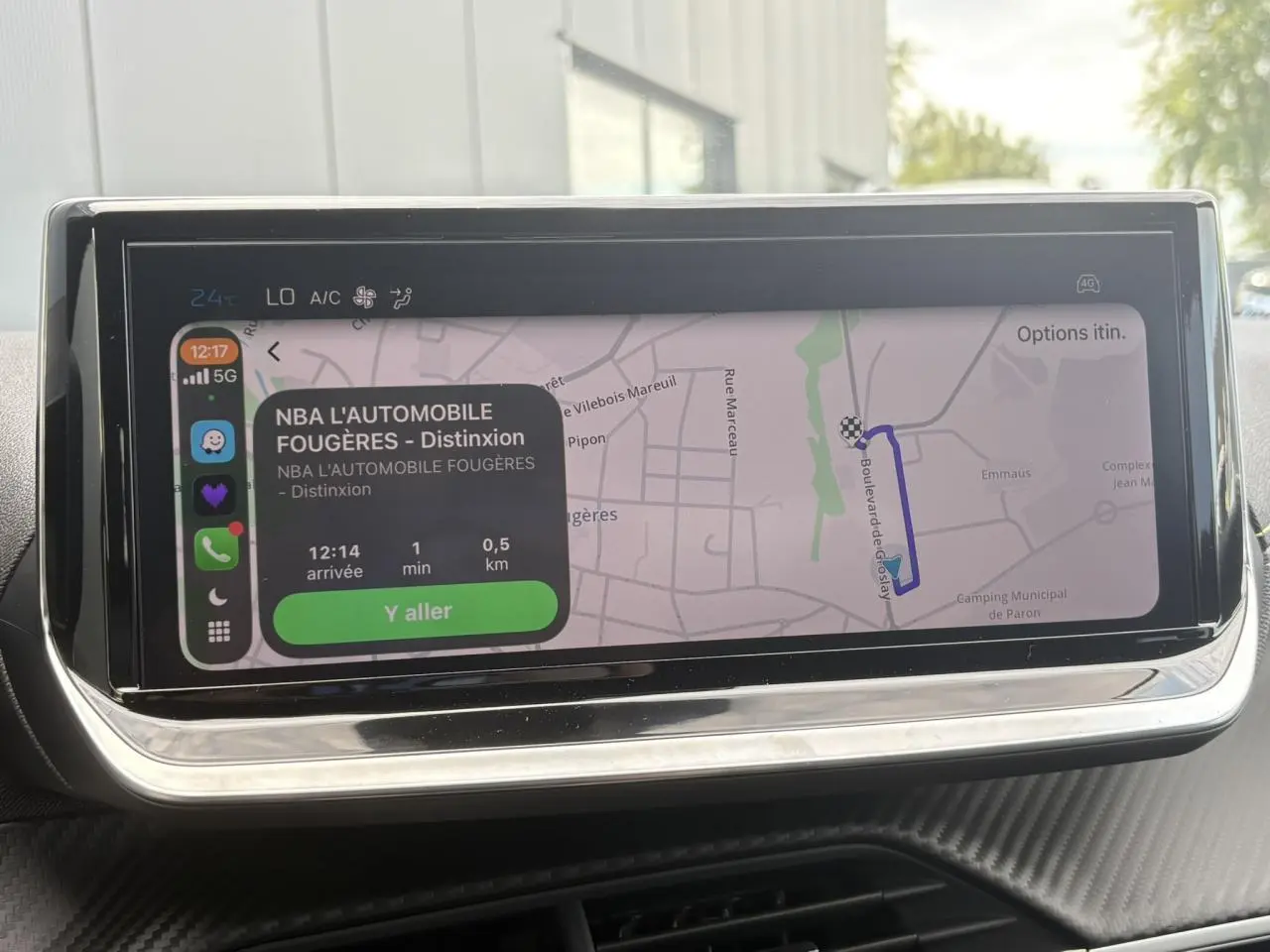 Écran tactile central de la Peugeot 208 Hybrid 110 e-DSC6 GT affichant la navigation Apple CarPlay en mode carte.