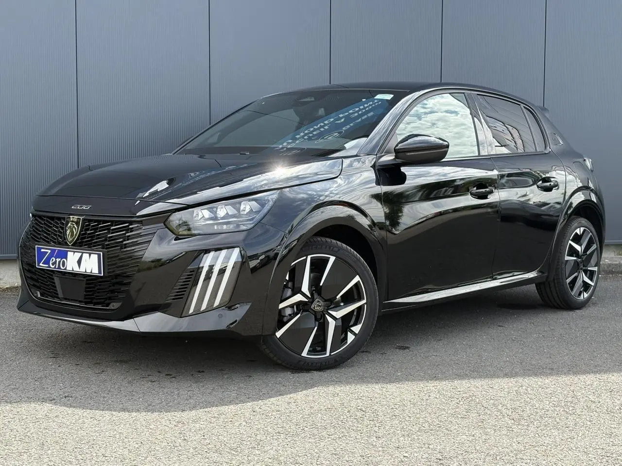 Peugeot 208 Hybrid 110 e-DSC6 GT noir Perla vue 3/4 avant avec jantes alliage diamantées bi-tons.