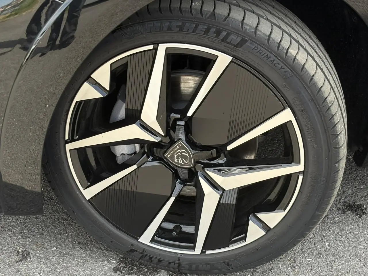 Gros plan sur la jante alliage 17'' bi-ton diamantée de la Peugeot 208 Hybrid 110 e-DSC6 GT Noir Perla.