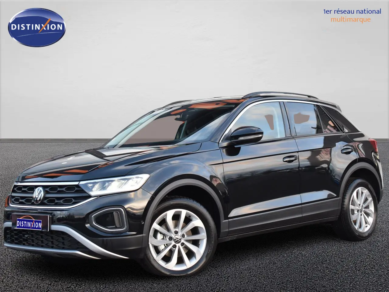 Volkswagen T-Roc 2025 noir Grenadilla, vue 3/4 avant droit, jantes alliage 17 pouces Johannesburg visibles.