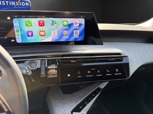 Vue intérieure du tableau de bord de la Peugeot 5008 bleu 2025, avec écran tactile central et affichage multifonctions lumineux.