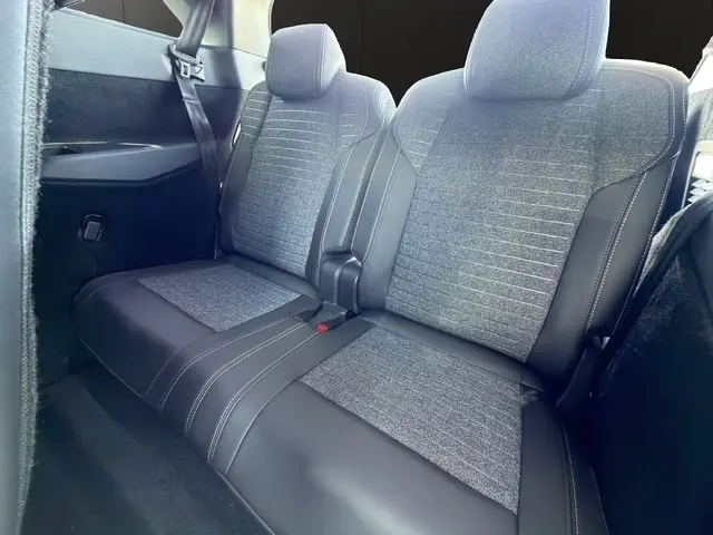 Vue intérieure sur la 3ème rangée de sièges individuels gris et noir du Peugeot 5008 hybride 2025, finition Allure.