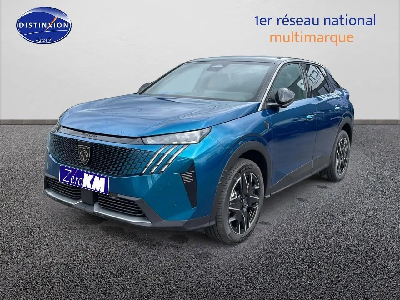 Peugeot 3008 Hybrid 145 GT e-dcs6 bleu obsession en 3/4 avant droit sur fond neutre avec calandre distinctive.