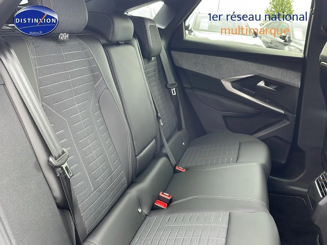 Vue latérale droite de la banquette arrière en cuir noir et tissu du Peugeot 3008 Hybrid 145 GT e-DCS6 2025.