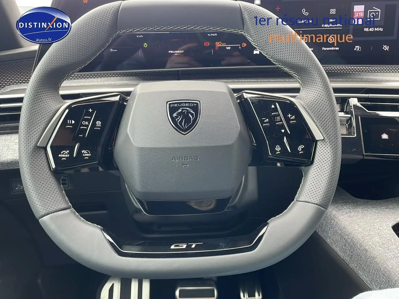 Volant cuir perforé avec logo Peugeot et inscription GT, tableau de bord digital et écran tactile du Peugeot 3008 Hybrid 145 GT.