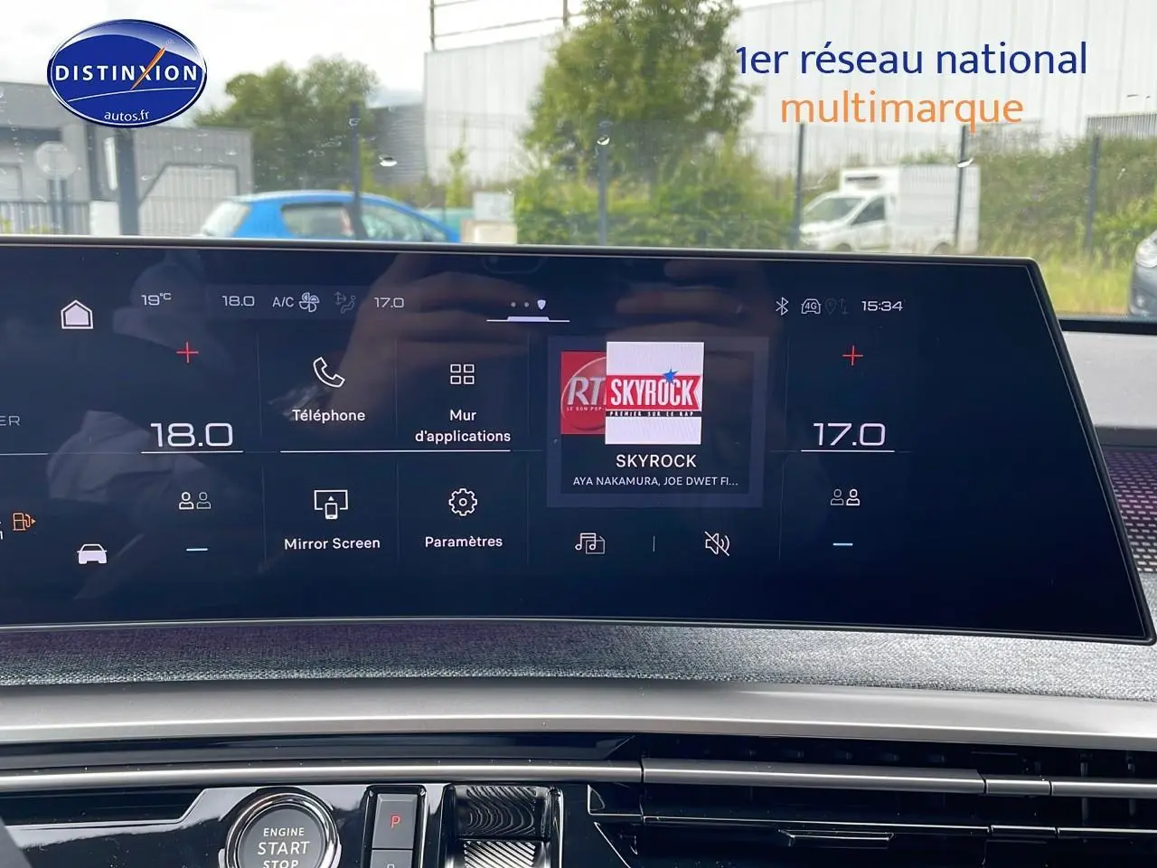 Écran tactile central du tableau de bord du Peugeot 3008 Hybrid 145 GT e-dcs6, affichant la radio Skyrock.