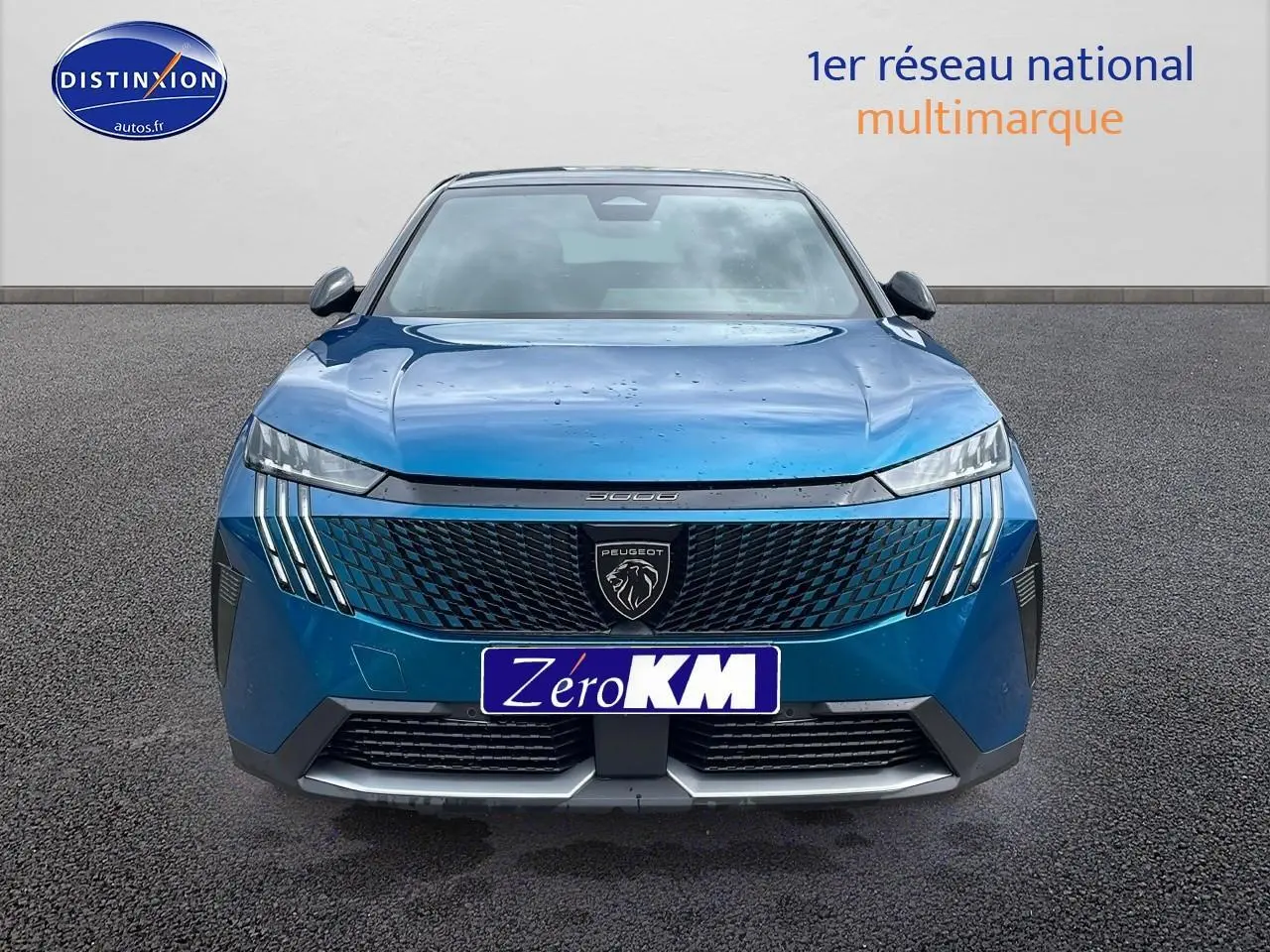 Vue frontale d'un Peugeot 3008 Hybrid 145 GT bleu obsession avec calandre noire et feux LED distinctifs.