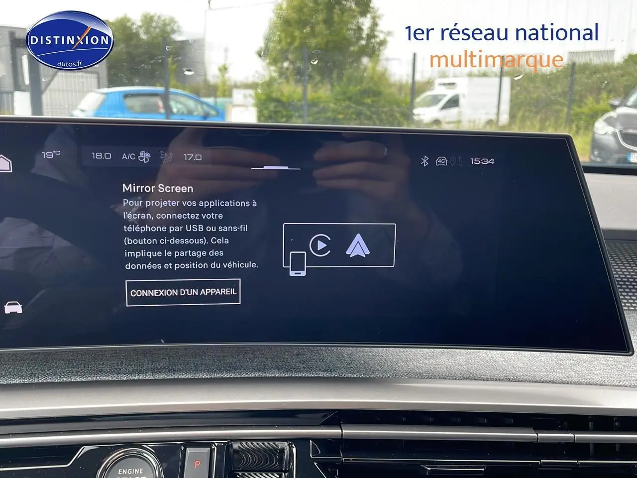 Écran tactile central du tableau de bord du Peugeot 3008 Hybrid 145 GT bleu obsession, vue intérieure frontale.