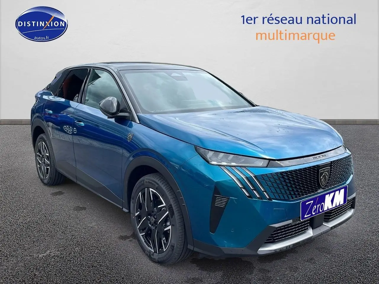 Peugeot 3008 Hybrid 145 GT e-dcs6 bleu obsession en 3/4 avant droit avec jantes alu et calandre distinctive.