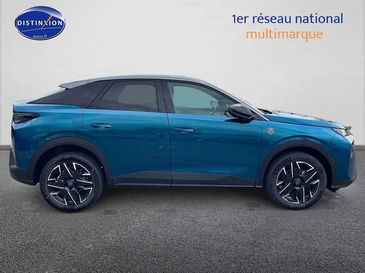 Profil côté droit du Peugeot 3008 Hybrid 145 GT e-dcs6 bleu obsession avec jantes alu et toit noir.
