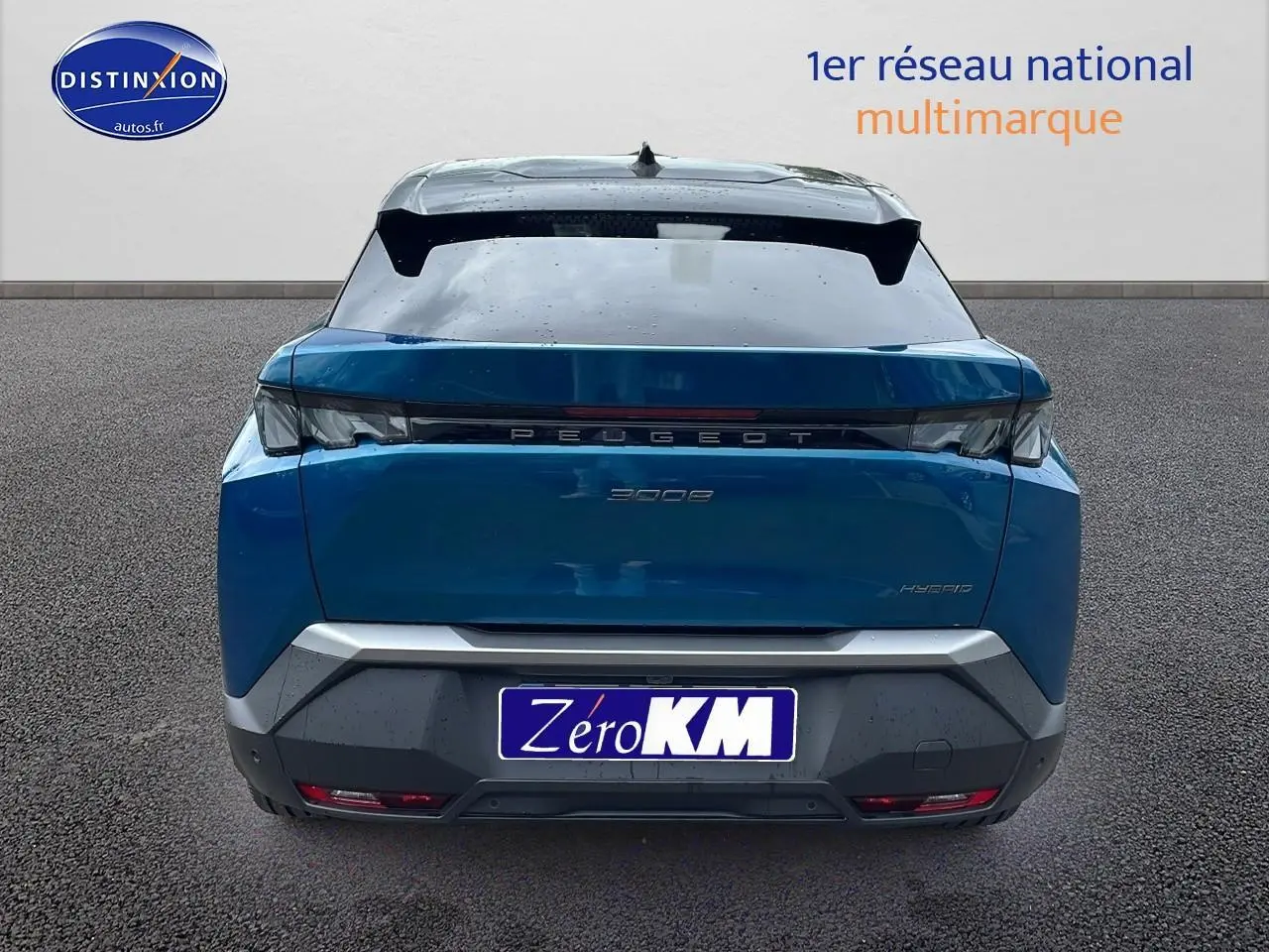 Vue arrière d'un Peugeot 3008 Hybrid 145 GT e-dcs6 bleu obsession avec hayon et feux LED distinctifs.
