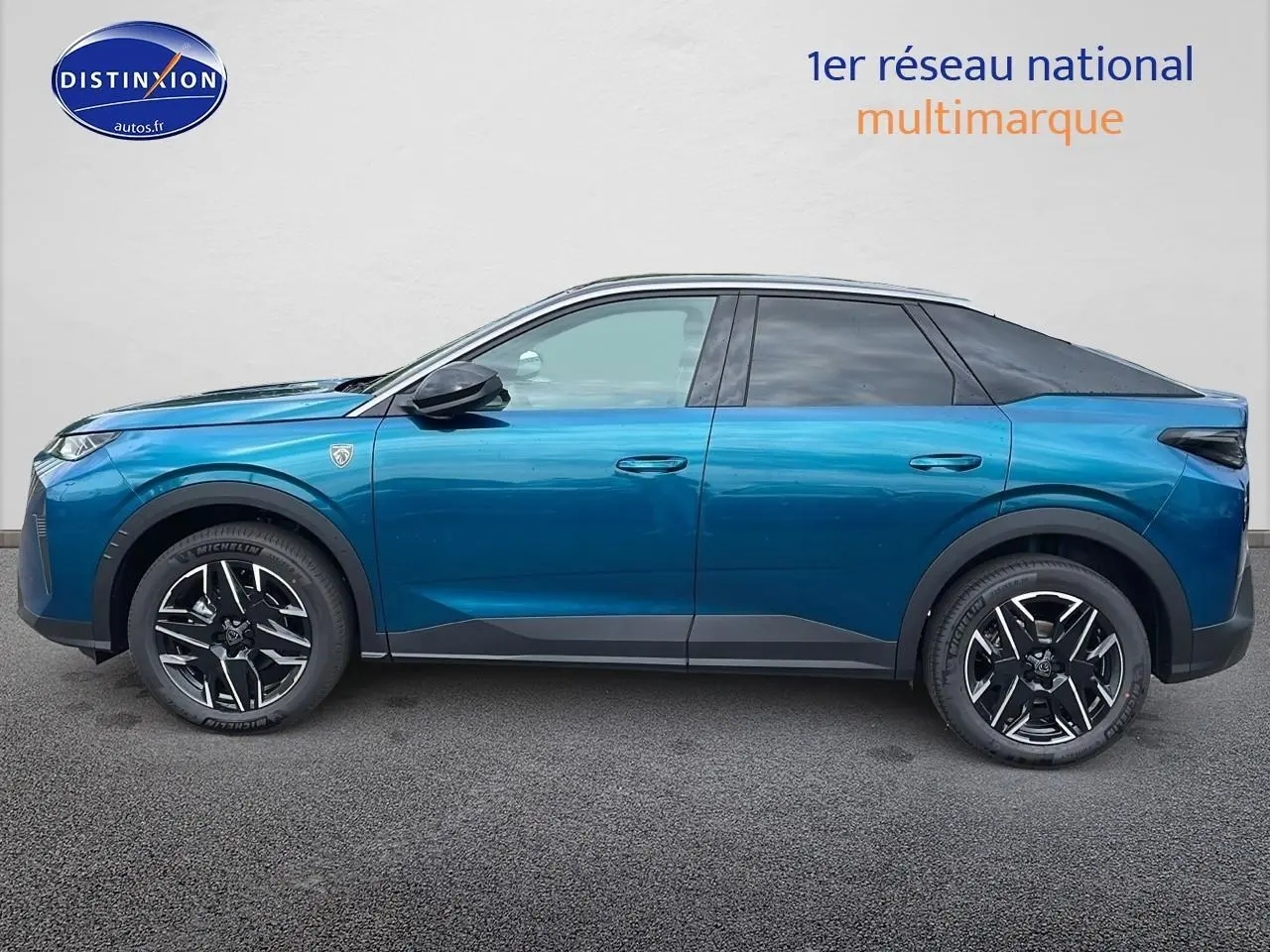 Profil côté gauche du Peugeot 3008 Hybrid 145 gt e-dcs6 bleu obsession avec jantes alu et vitres surteintées.