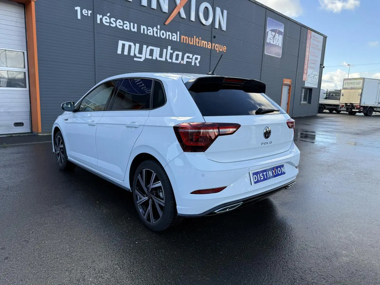 Volkswagen Polo blanc pur vue 3/4 arrière droit avec jantes alliage 17 pouces et vitres arrière surteintées.