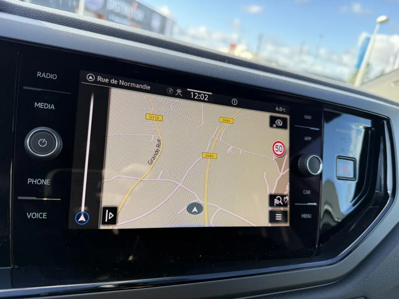 Écran tactile du système de navigation Discover Media dans l'habitacle du Volkswagen Polo blanc, vue de face.