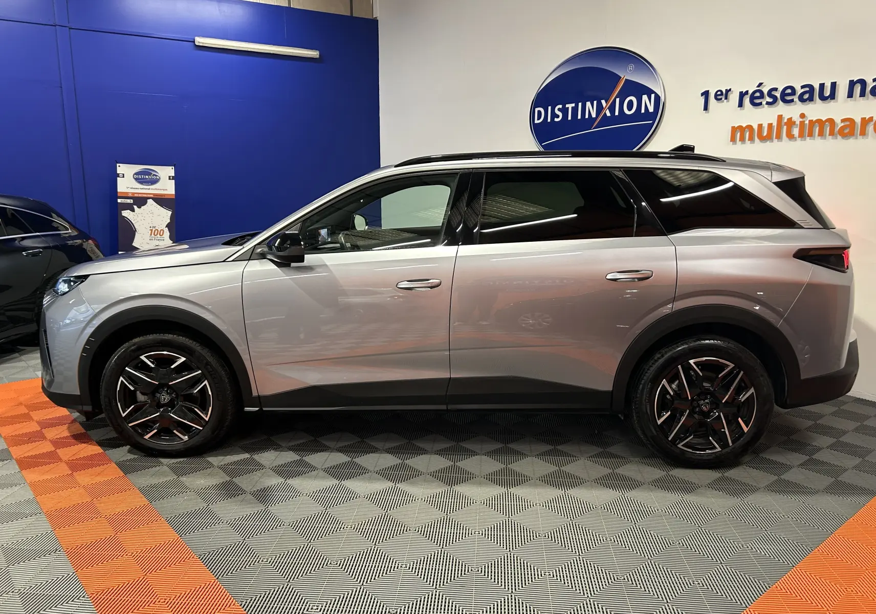 Profil droit du Peugeot 5008 gris Artense 2025 en intérieur, avec jantes noires et toit noir contrasté.