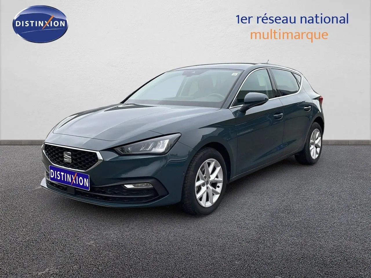 Vue 3/4 avant droite d'une SEAT Leon 2025 bleu Fjord avec jantes alliage et calandre noire distinctive.