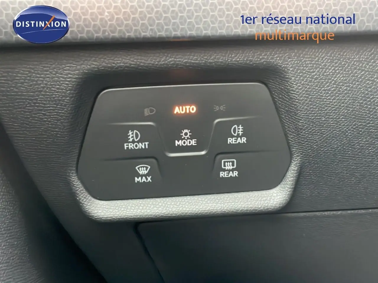 Panneau de commandes d’éclairage et désembuage intérieur d’un SEAT LEON 2.0 TDI 115CH STYLE XL, vue rapprochée.