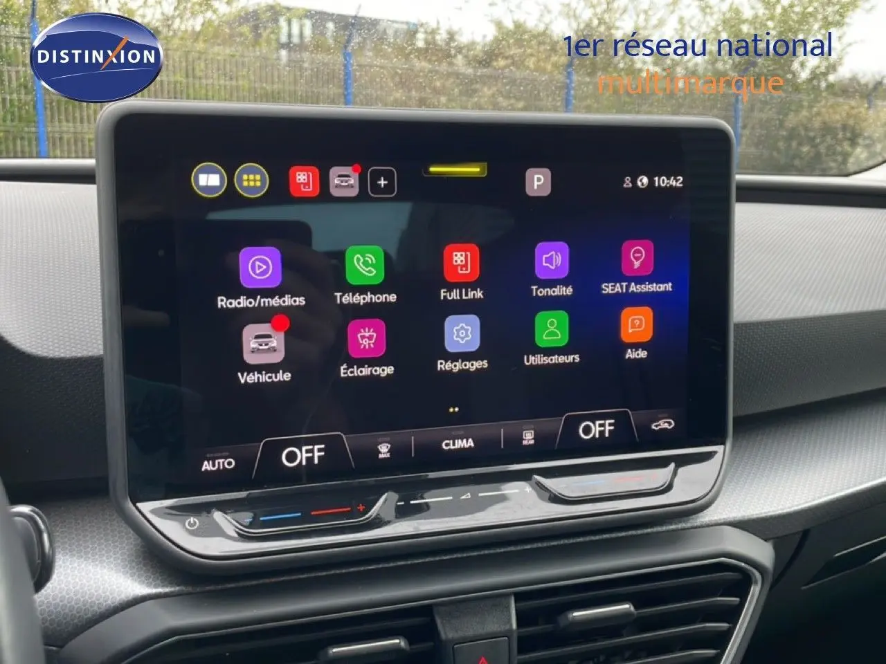 Vue rapprochée de l’écran tactile central du tableau de bord d’une SEAT LEON bleu Fjord, affichant le menu multimédia.
