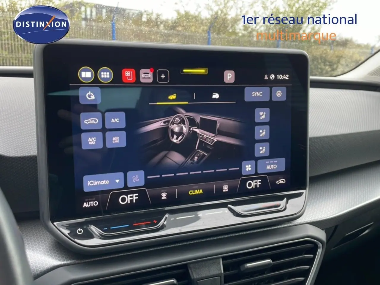 Écran tactile central de la SEAT LEON 2.0 TDI 115CH STYLE XL affichant les commandes de climatisation, intérieur gris noir.