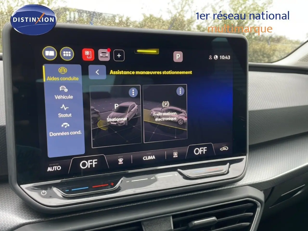Écran tactile central de la SEAT LEON 2025 bleu fjord montrant l'assistance aux manœuvres de stationnement.