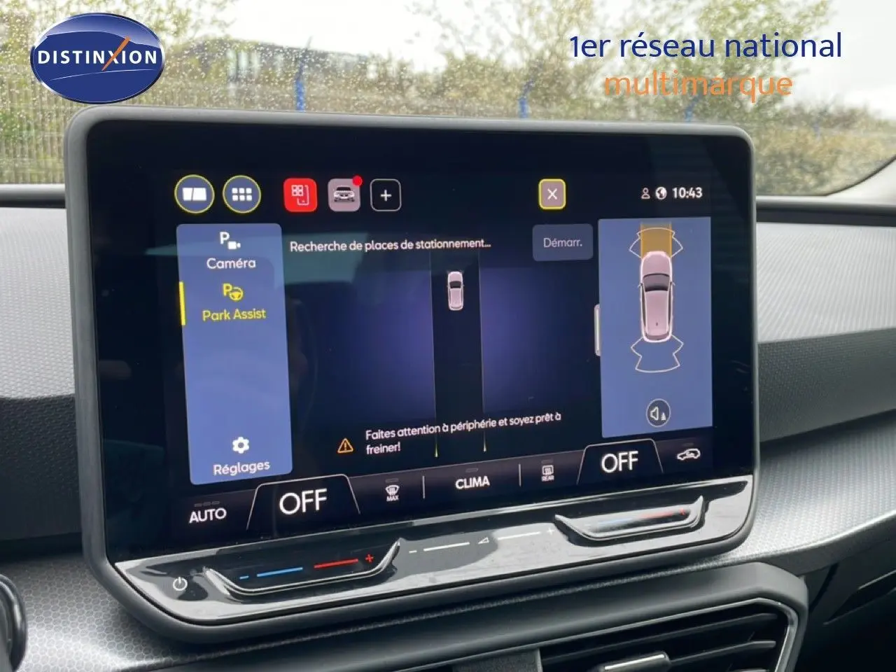 Écran tactile central de la SEAT LEON 2025 montrant l'assistance au stationnement avec interface moderne et tableau de bord gris.